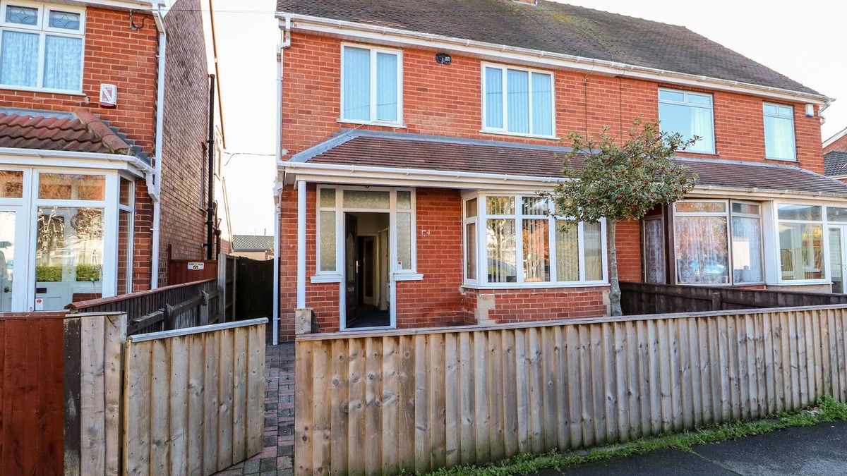 Skegness House | 4 DOROTHY AVENUE, pet friendly, country holiday cottage in Skegness
