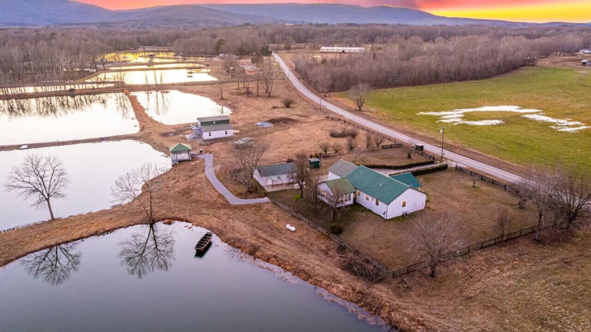 Brownsboro House | 4 Fish Ponds - 17 Acres - Boat