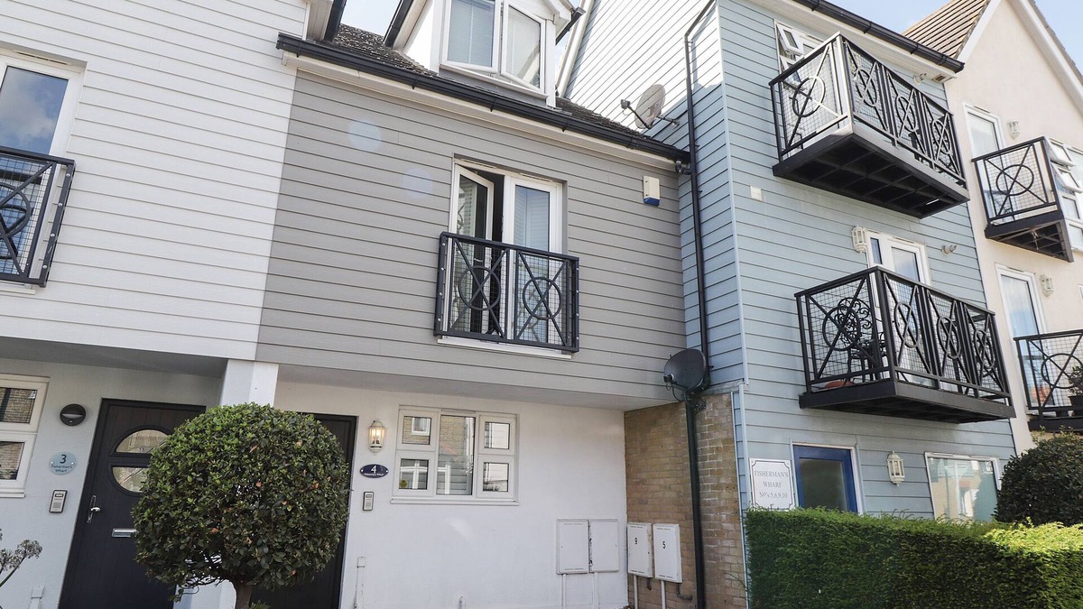 Whitstable Cottage | 4 FISHERMANS WHARF, pet friendly, with a garden in Whitstable