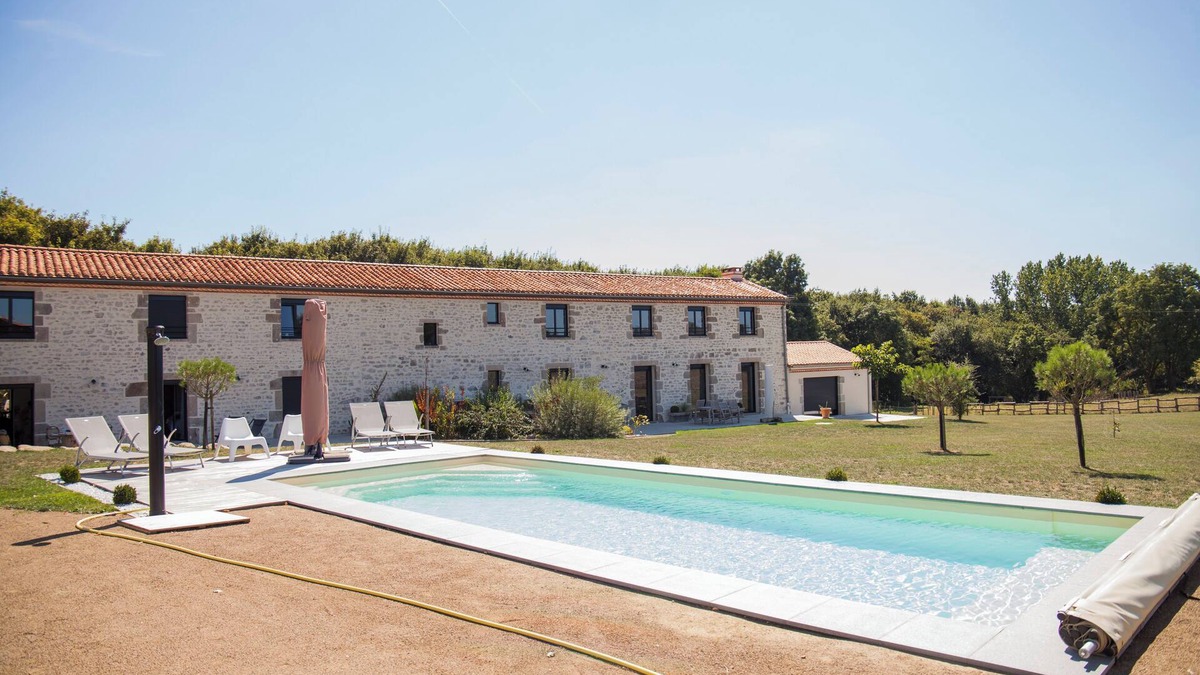 Mortagne-sur-Sevre House | 4* gîte 15 minutes from Puy du Fou with heated swimming pool
