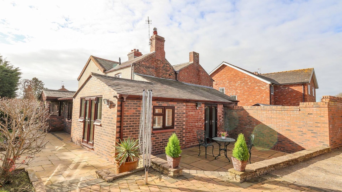 Chorlton-by-Backford House | 4 GREEN FARM COTTAGE, family friendly, with a garden in Saughall