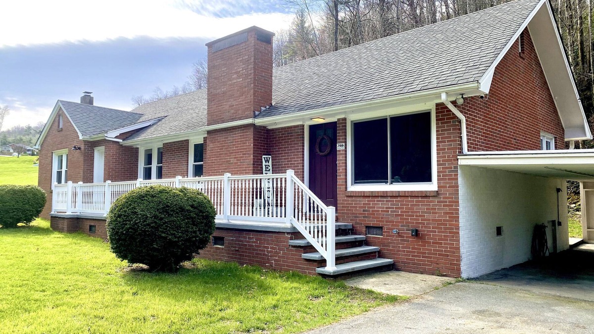 Deep Gap House | 4 houses down from our farm, The Grace Place - king & queen beds