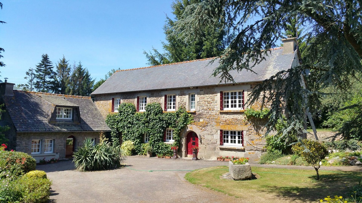 Saint-Nicolas-du-Pelem House | 4 Houses with heated pool & WIFI, Kermarch village sleeps 28 .Max 18 adults