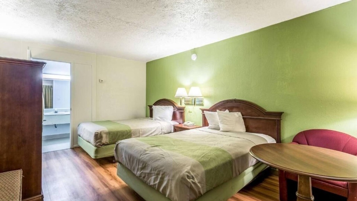 Edgewood Hotel | 4 Inviting Rooms for Budget Travelers w/Free Breakfast & Laundry On-Site