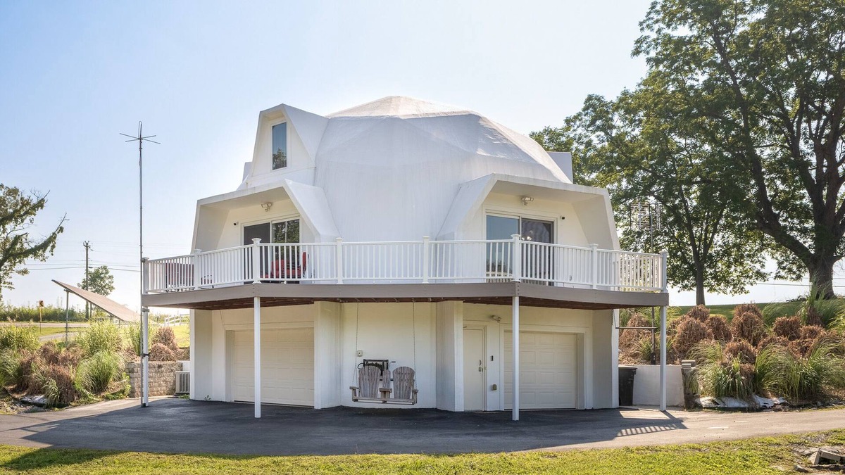 Normal House | 4 King Beds - Garage - Fast Gig WiFi - Huge Yard