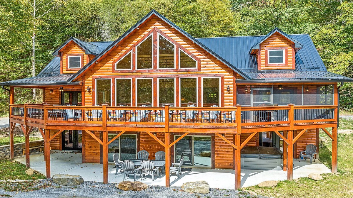 Maggie Valley Cabin | 4 Loves Lodge - Main Home Sleeps 22, 5 BR, 5 1/2 BA, Pet Friendlyn
