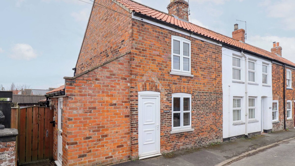 Withernwick Cottage | 4 LYNTON COTTAGES, pet friendly, with a garden in Aldbrough