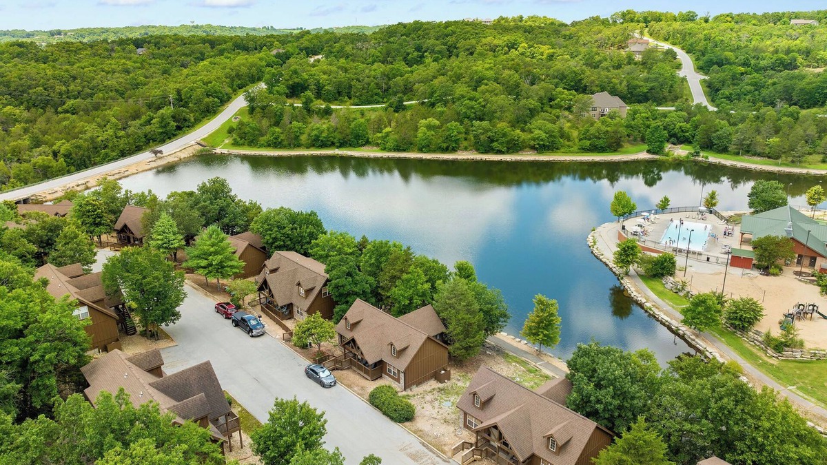 Reeds Spring Cabin | 4 Master Suites! By StoneBridge Pool! SDC!