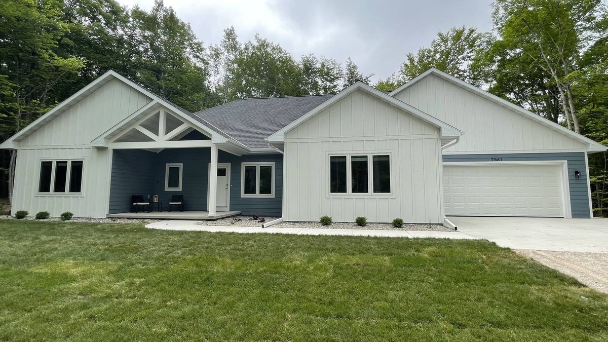 Egg Harbor House | 4 Master Suites with Hot Tub that Sleeps 12 in Door County!