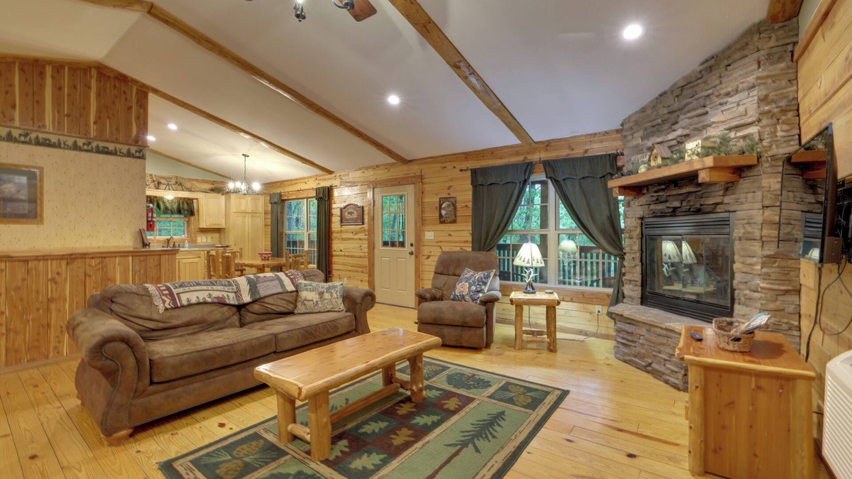 Sylvan Shores Cabin | 4 Mi to Beaver Lake: Peaceful Log Cabin w/Deck!