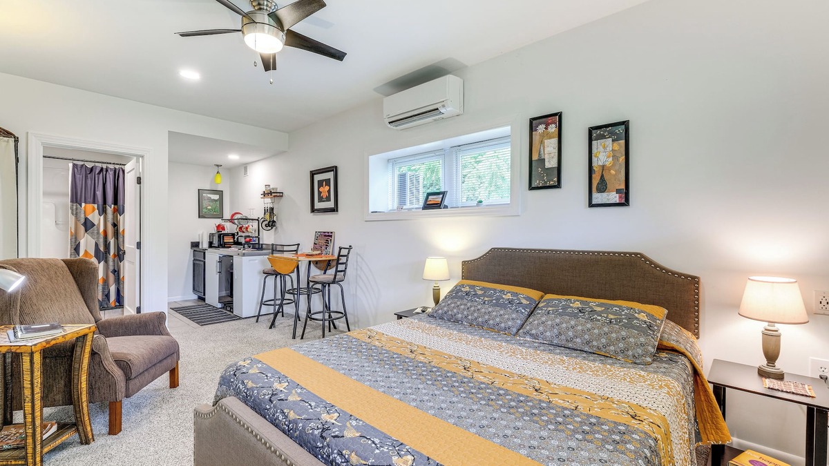 Court House Apartment | 4 Mi to Blue Ridge Parkway: Floyd Studio w/Yard