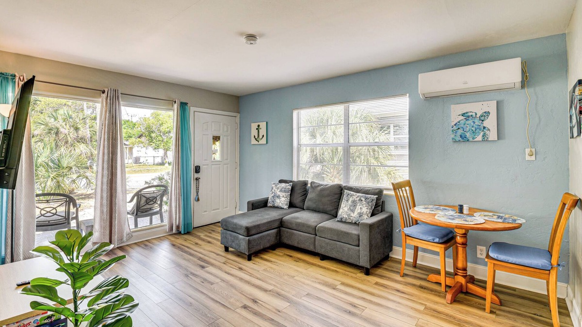Walkers Holly Hill Cottage | 4 Mi to Daytona Boardwalk & Beaches: Cute Cottage