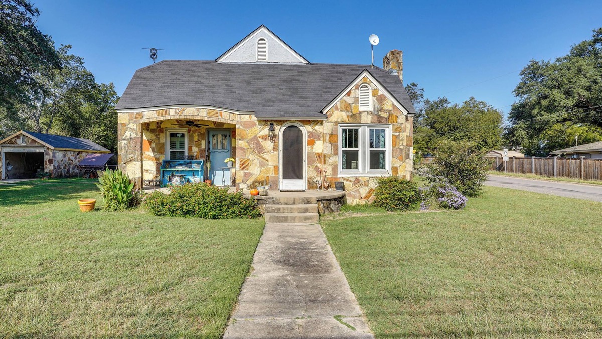 Glen Rose Cottage | 4 Mi to Dinosaur Valley: Rustic Glen Rose Cottage!