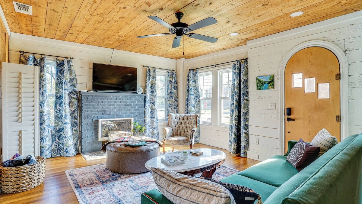 Glen Rose Cottage | 4 Mi to Dinosaur Valley: Rustic Glen Rose Cottage!