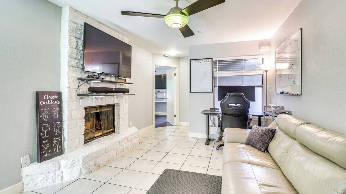Parker Lane Condo | 4 Mi to Dtwn: Gem w/Pool Access & Patio in Austin