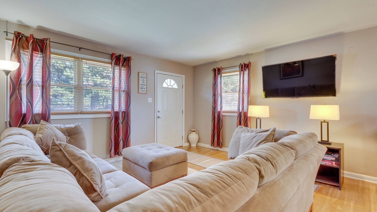 Portsmouth House | 4 Mi to Dtwn: Home w/Fenced Yard in Portsmouth!
