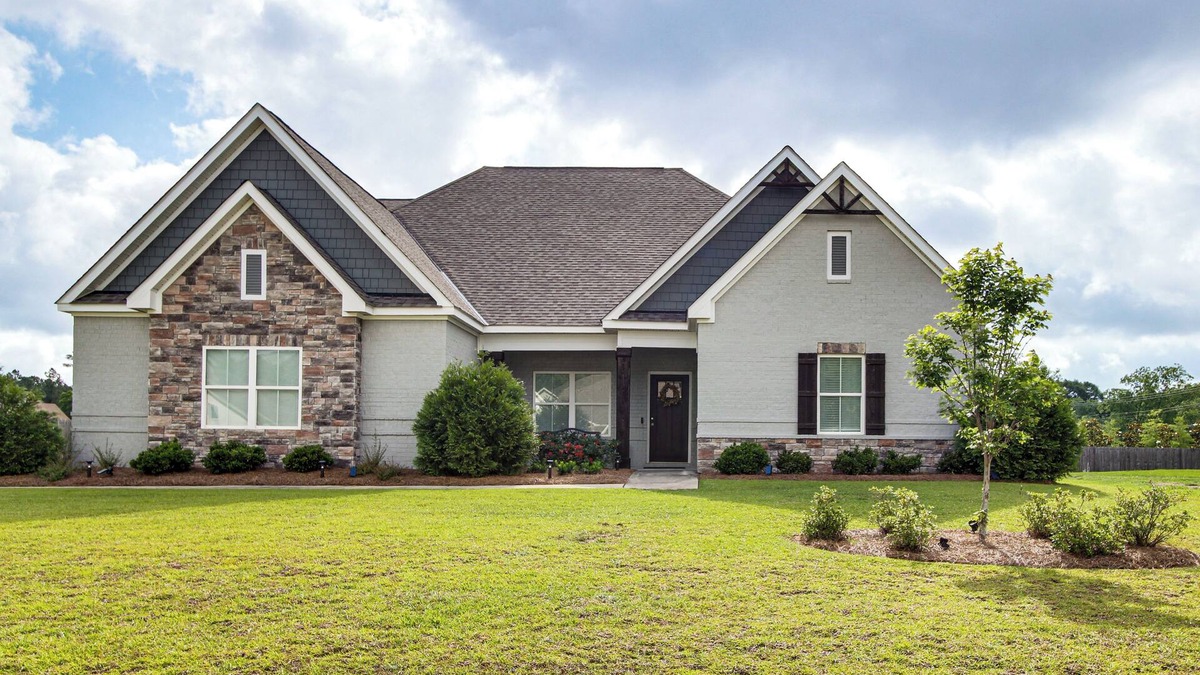 Dothan House | 4 Mi to Dtwn: Stylish Home w/Large Yard in Dothan