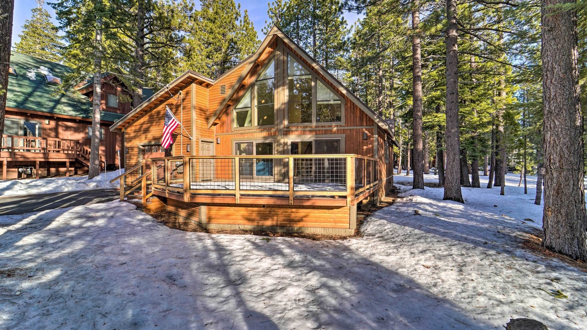 Truckee Cottage | 4 Mi to Dtwn Truckee: Tahoe Donner Home w/Hot Tub