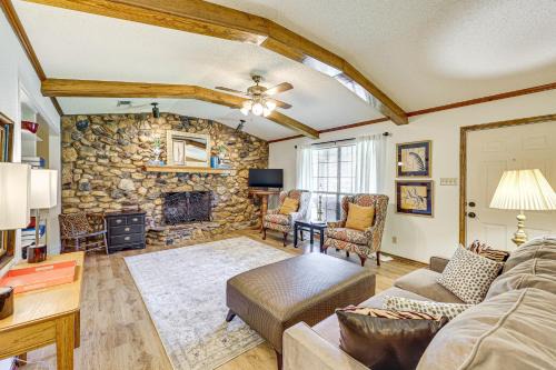 Redlick House | 4 Mi to Hospital Texarkana Family Home with Yard!