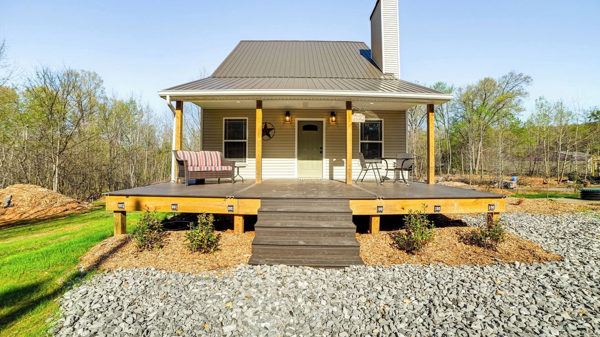 Cadiz Cottage | 4 Mi to Lake Barkley: Pet-Friendly Home w/Hot Tub