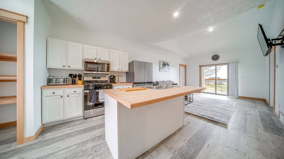 Erie Condo | 4 Mi to Lake Erie Access: Condo on the Greens