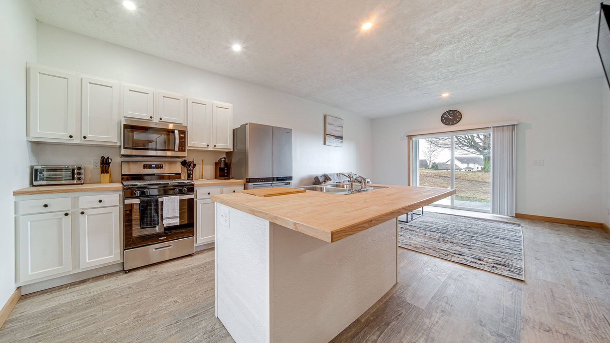 Erie Condo | 4 Mi to Lake: Golf-View Erie Condo w/Porch