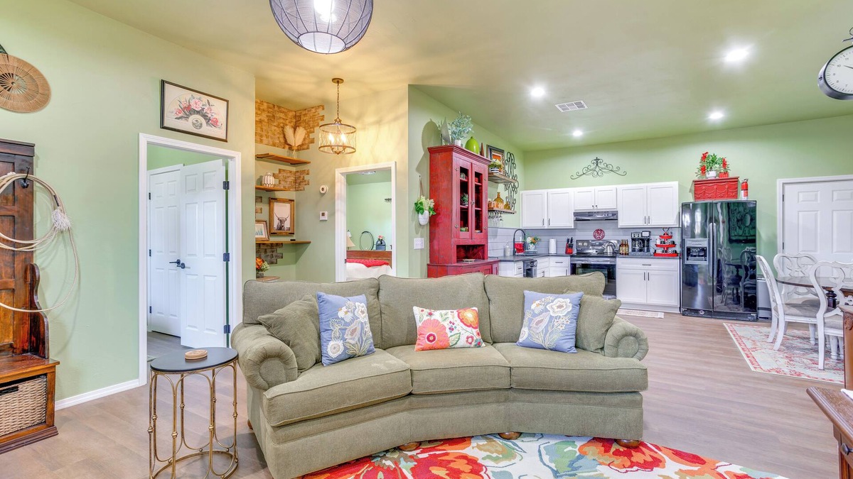 Guthrie House | 4 Mi to Lazy E Arena: Horse Lover's Haven w/Grill