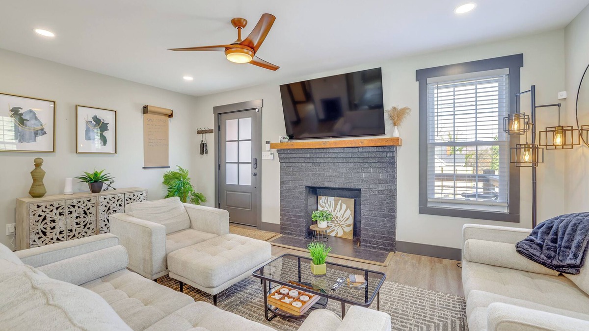Sans Souci House | 4 Mi to Liberty Bridge: Greenville Getaway w/Deck