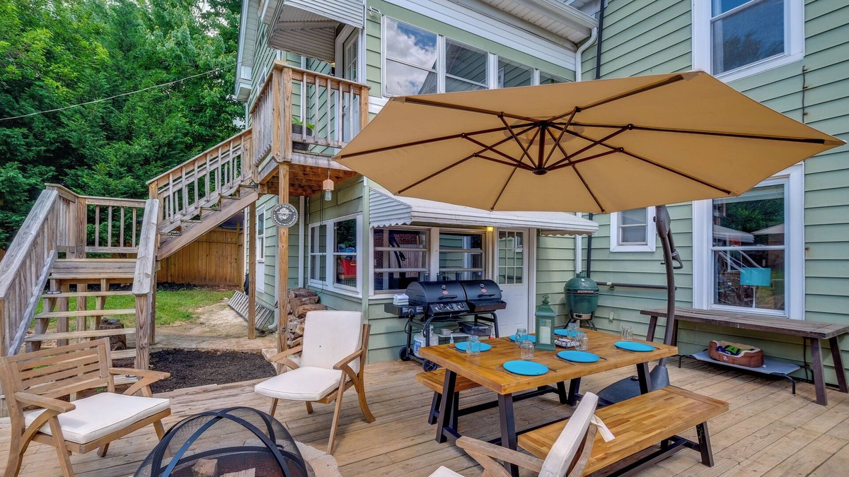 Lynchburg House | 4 Mi to Liberty U: Huge Home w/Yard & Hot Tub