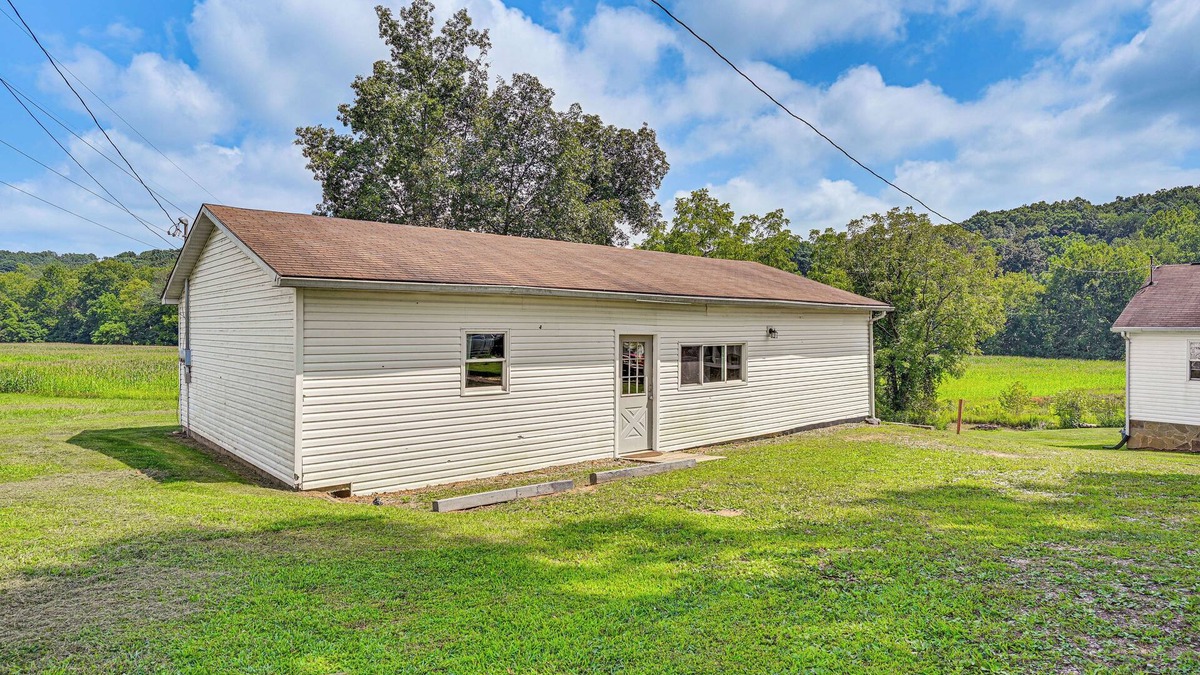 Belpre House | 4 Mi to Ohio River: Quiet Guest House w/Yard!