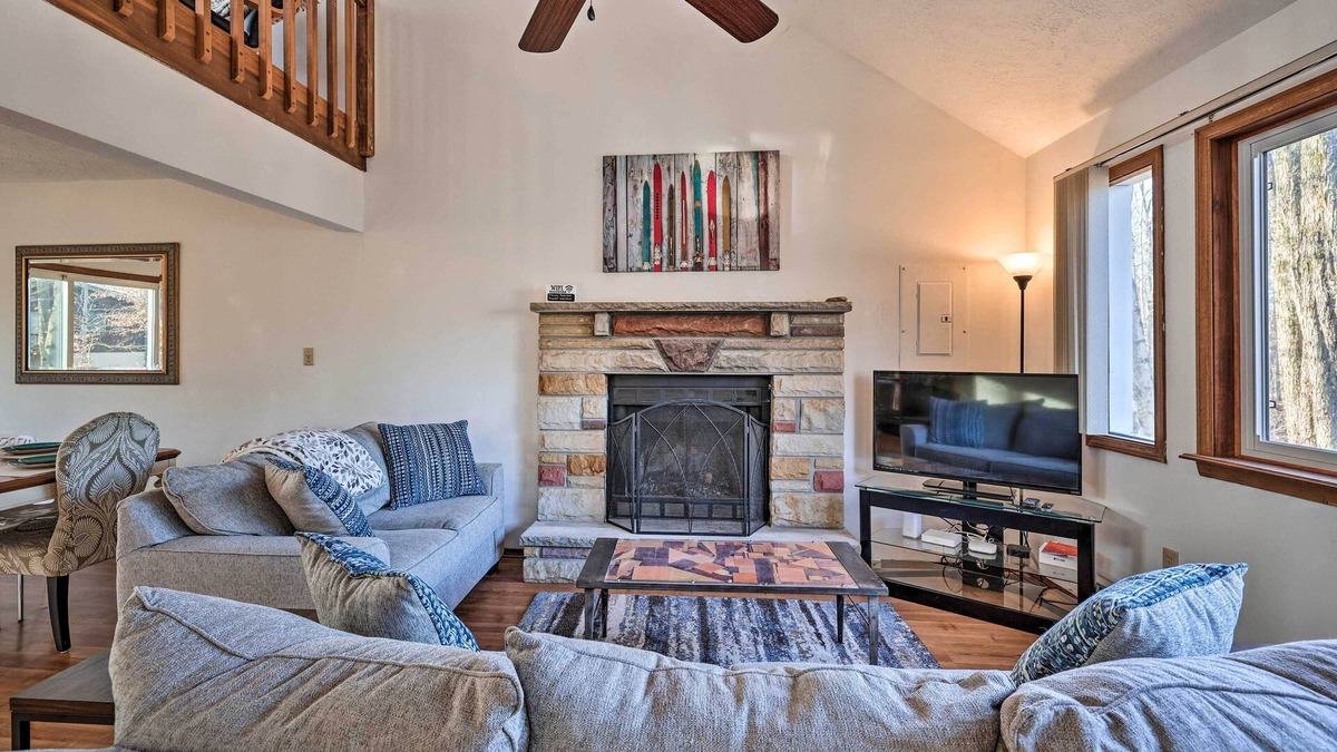 Tobyhanna House | 4 Mi to Tobyhanna State Park: Home w/Fire Pit