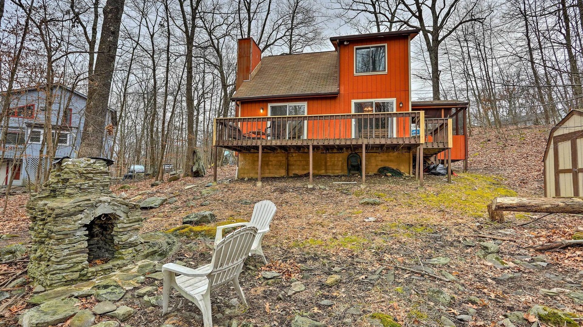Bushkill Cabin | 4 Mi to Tubing: Cozy Bushkill Cabin w/Deck!