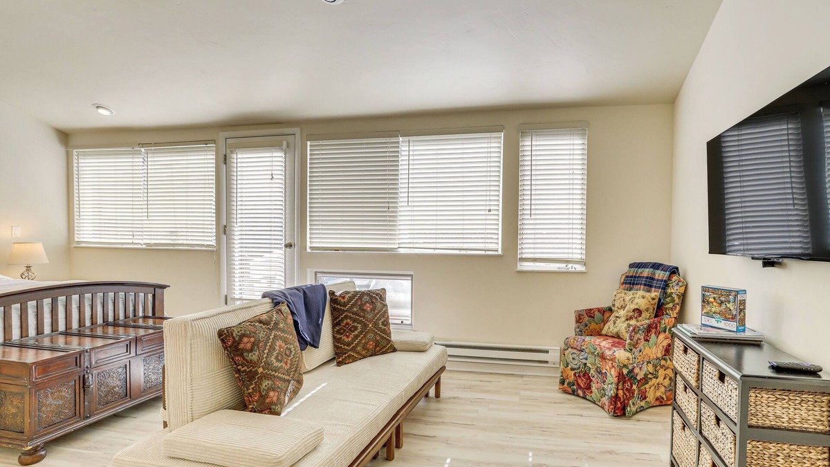 Vail Apartment | 4 Mi to Vail Ski Resort: Cozy Getaway w/Deck!