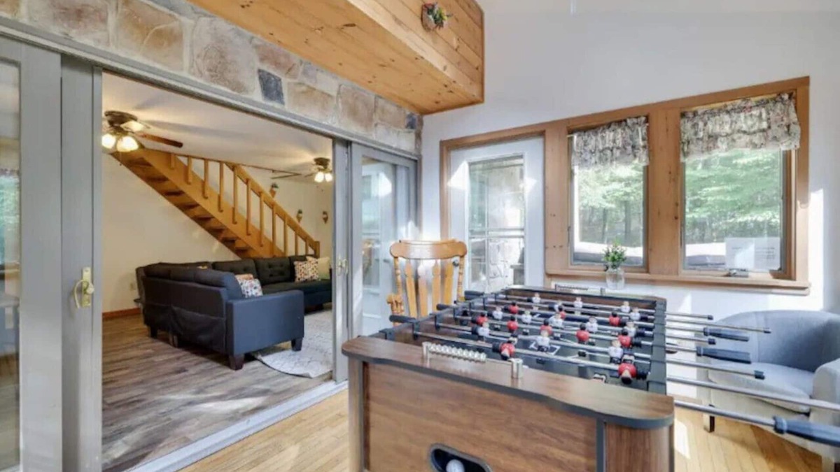 Tunkhannock Township House | 4 min to Pocono Raceway: 4 Acres, Firepit, Jacuzzi