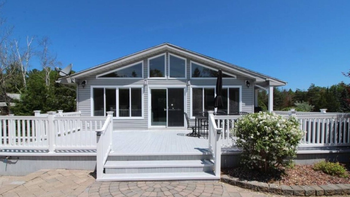 Port Franks House | 4 min WALK to sand beach & 4 water bodies. Central AC. 4 Fridges. Kid-friendly.