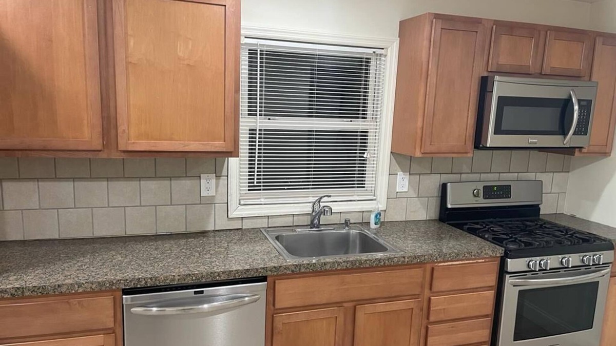 Ronkonkoma House | 4 mint walk train station. 6 Minutes drive from MacArthur Airport. free food