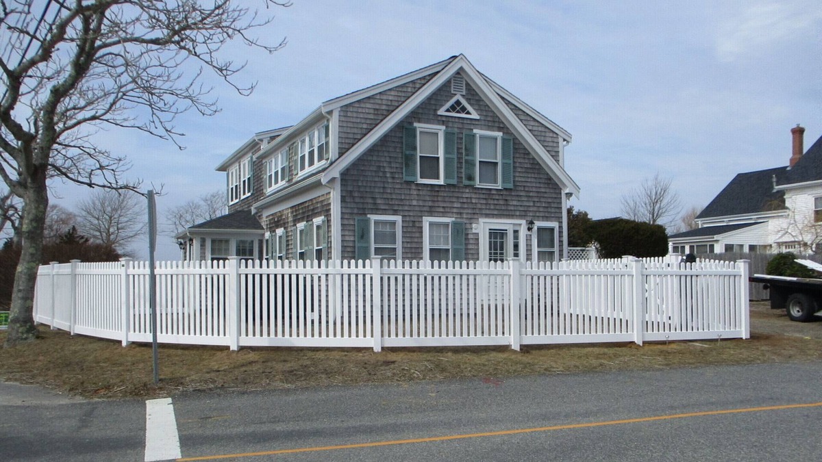 West Dennis House | 4 minute walk to beach, 4 bedroom, 2 bath, fenced in yard, pet friendly