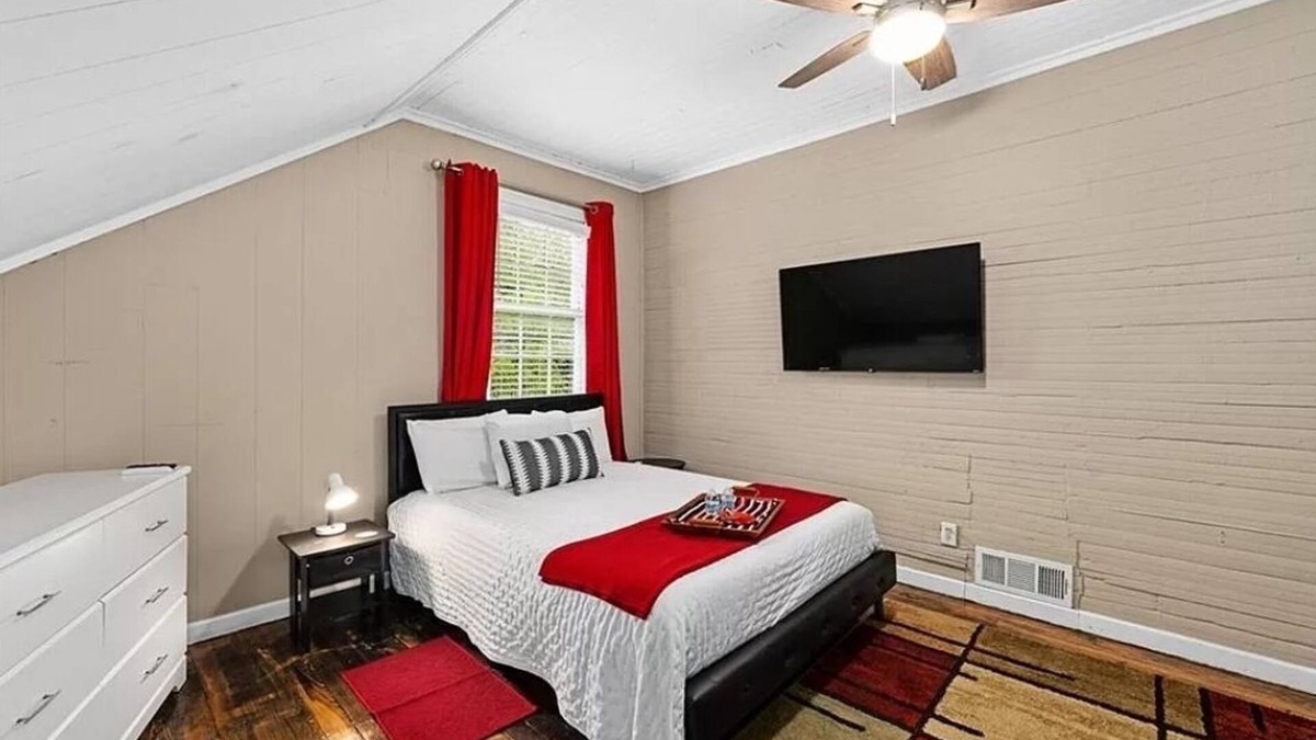 Cabbagetown Apartment | 4 Minutes to Downtown by the Atlanta Beltline Trail in the Cabbagetown Neighborhood