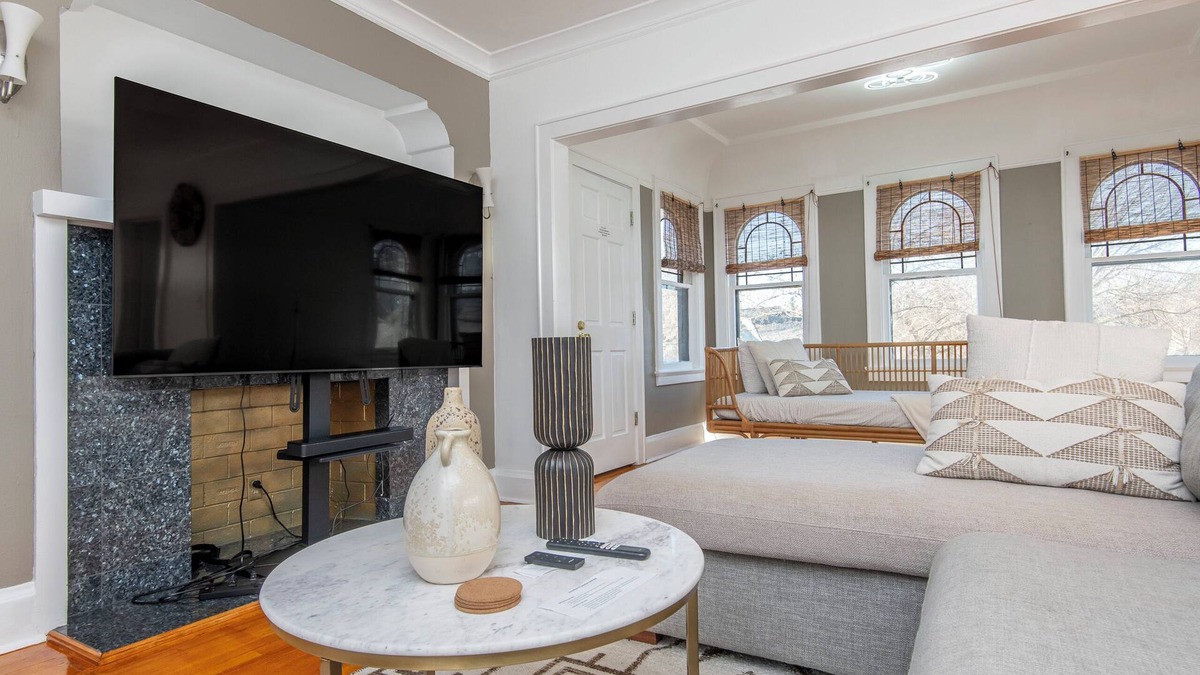 Shorewood House | 4 Minutes Walk to Lake Michigan Atwater Park Beach Balconies. Pet Friendly