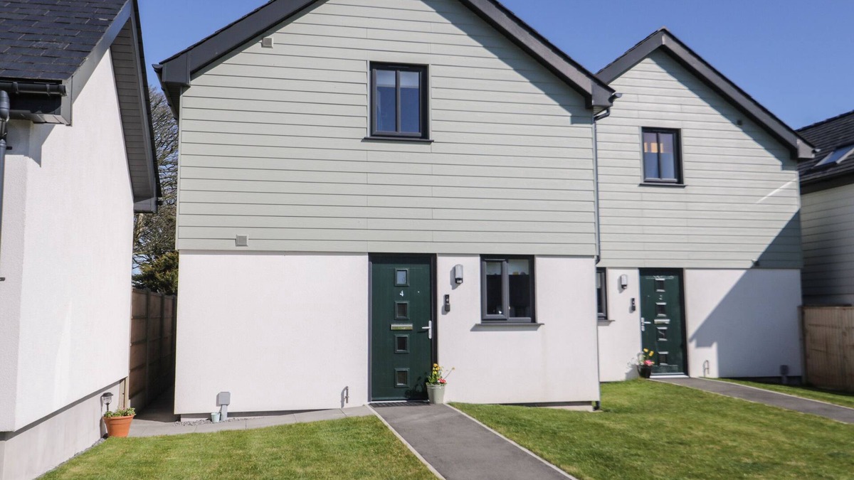 Brynteg Cottage | 4 PARC DELFRYN, pet friendly, with a garden in Benllech