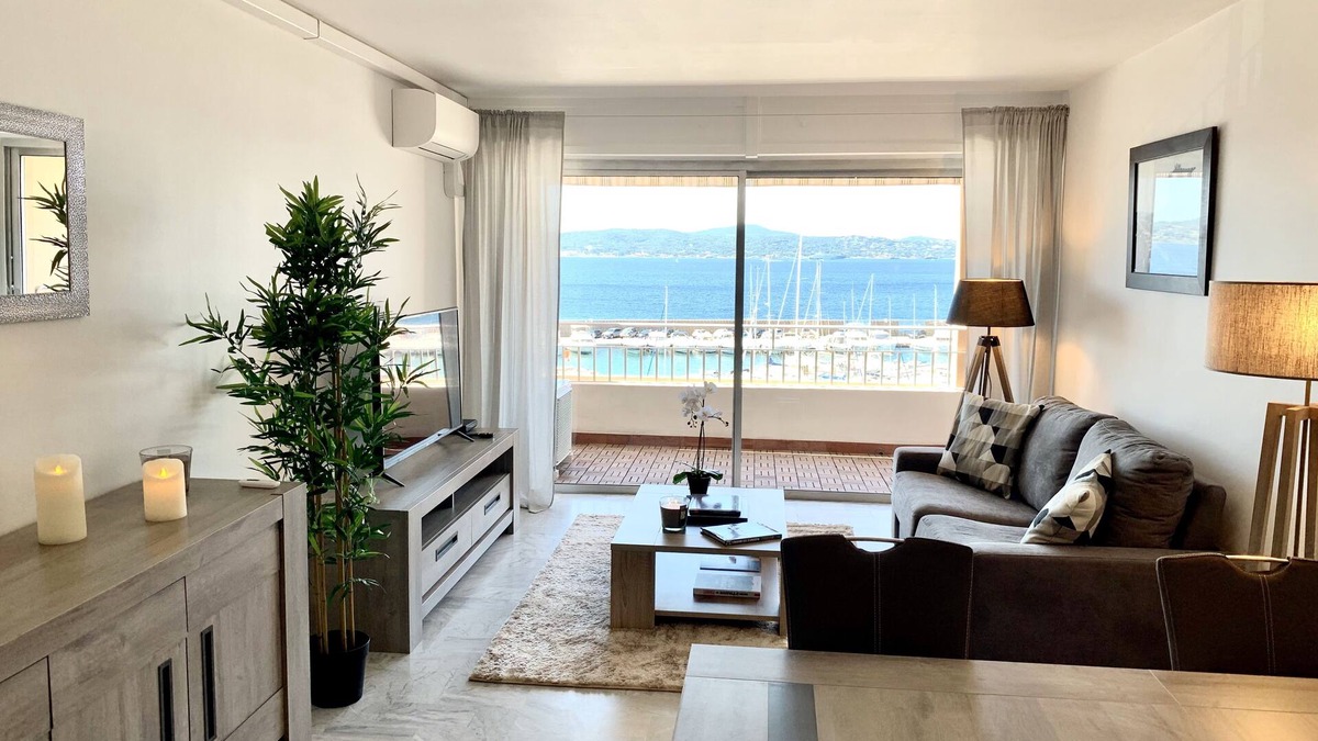 Sainte-Maxime City Centre Apartment | 4-person apartment facing the sea 50m from the beach and town center
