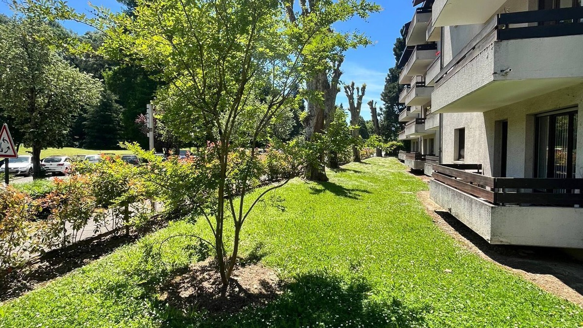 Saint-Martin-d'Uriage Apartment | 4-person ground-floor apartment, in the center of town and facing Parc d'Uriage, close to amenities