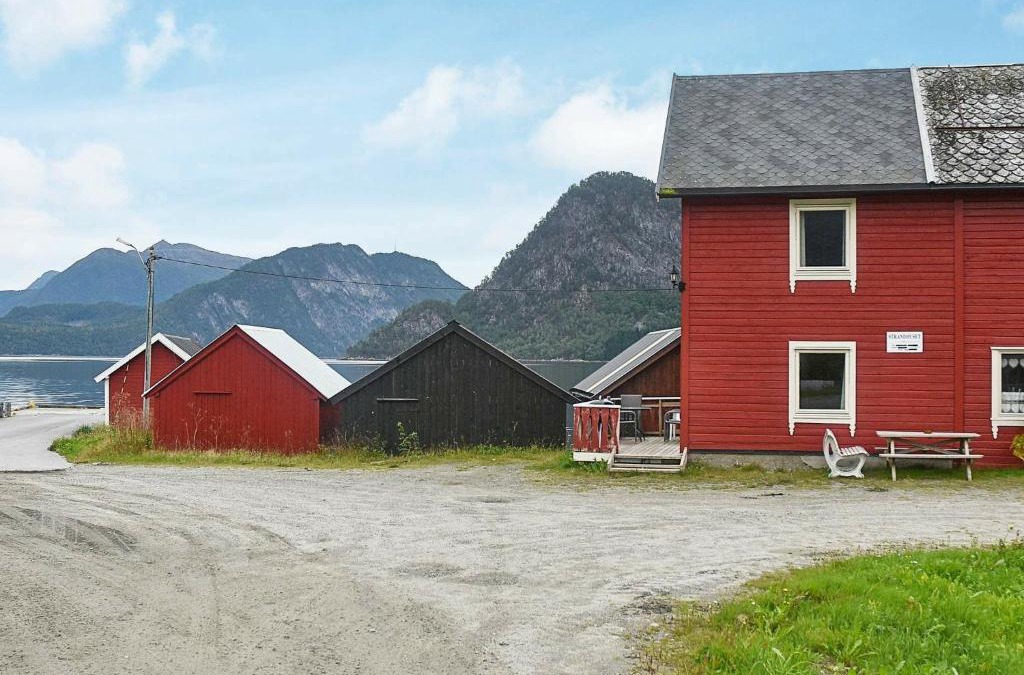 Voll House | 4 person holiday home in Måndalen