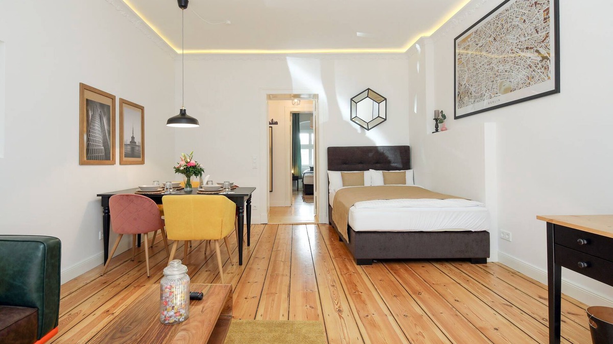 West Berlin Centre Apartment | 4 person old building apartment near Kurfürstendamm