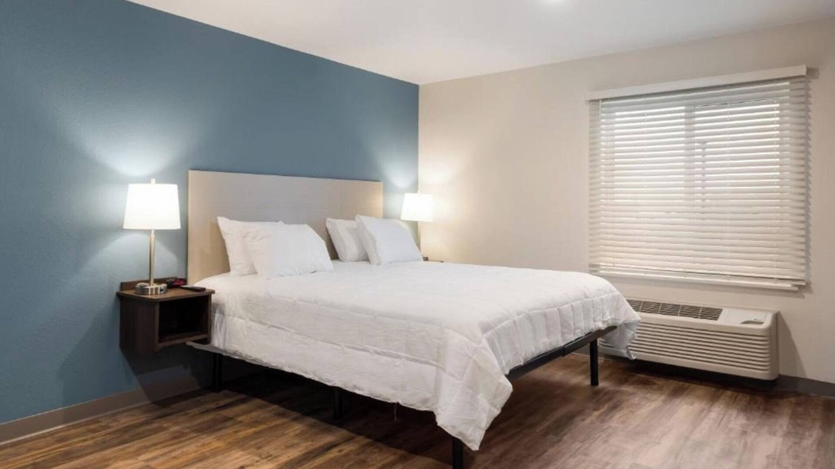 Newnan Hotel | 4 Queen Room w/Private Entry + Kitchen – Perfect for Extended Newnan Stays