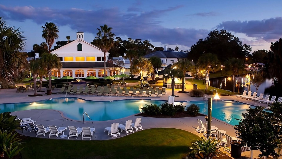 Crystal River House | 4 Relaxing Units with Free Parking, Pool! Near Three Sister Springs