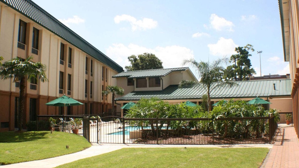 Brookhollow Hotel | 4 Relaxing Units w/Swimming Pool Access Near The Galleria – 10 Mins Drive