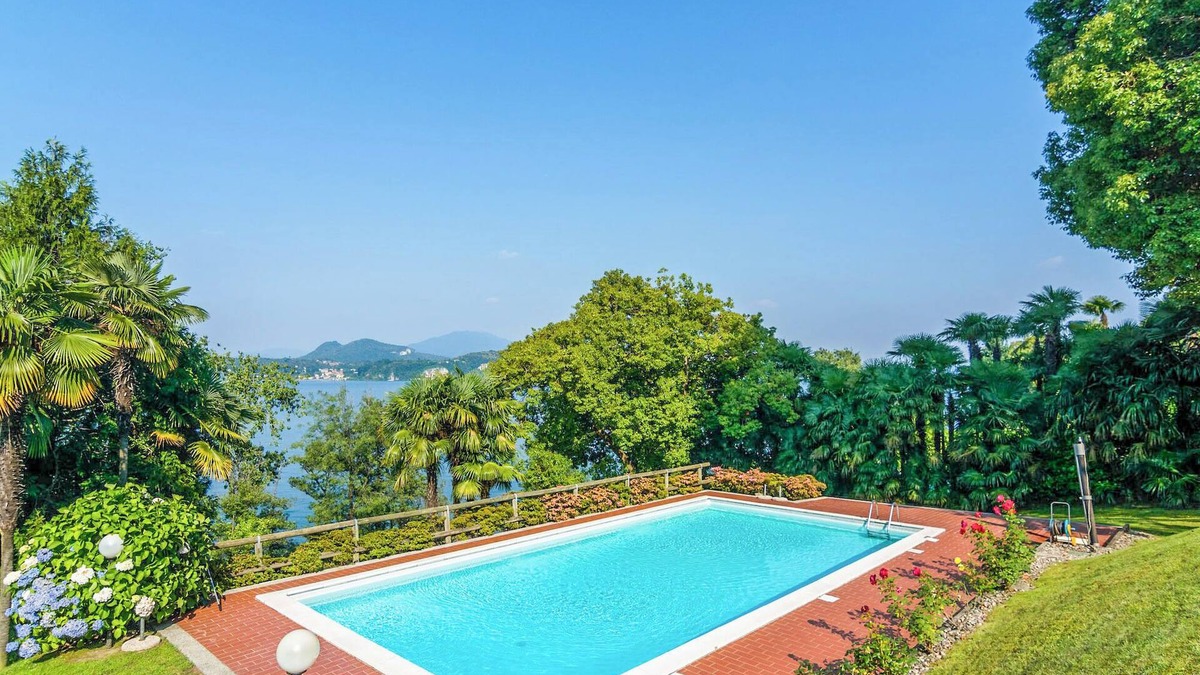 Stresa Apartment | 4-room corner apartment with 2 bathrooms in a residence with pool