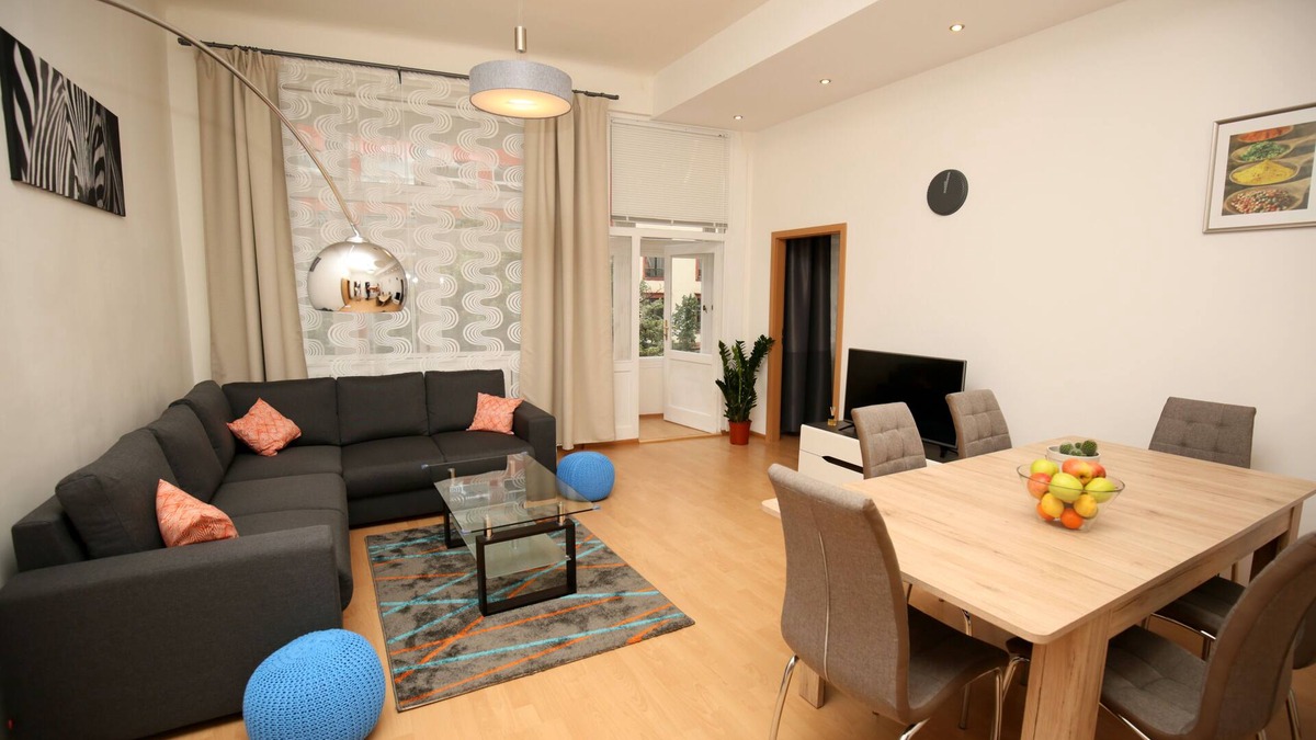 Prague 2 Apartment | 4 Rooms King Beds Centre AC Balcony Netflix