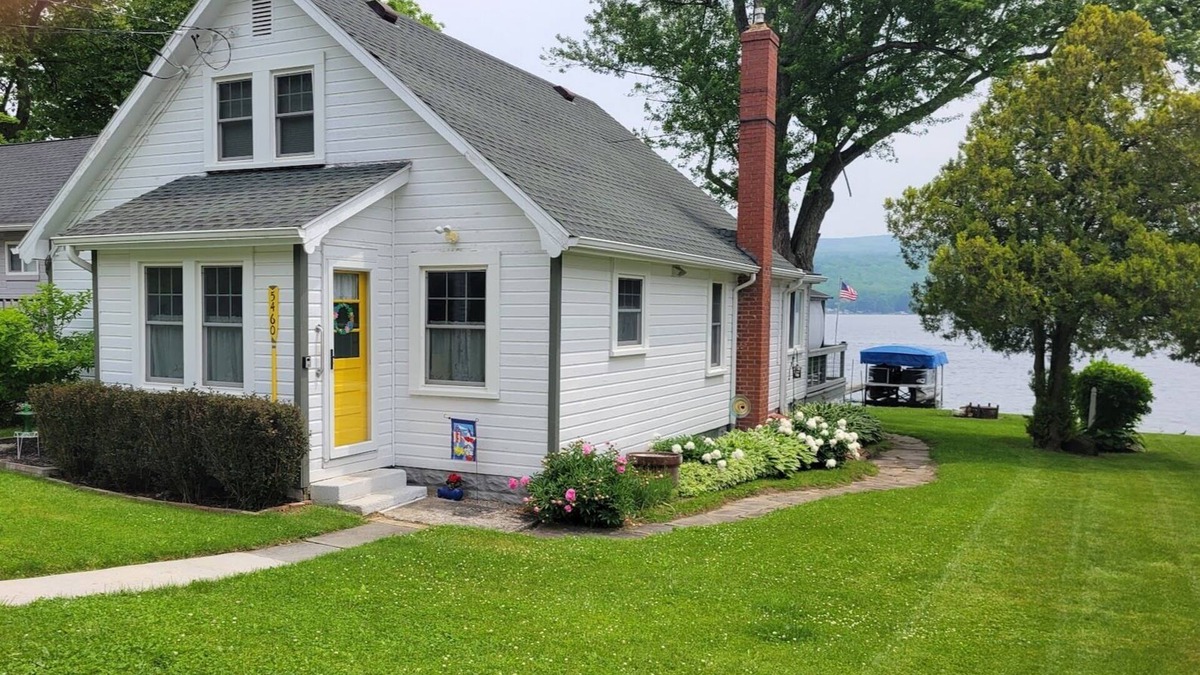 Honeoye House | 4 Season 4 Br. Family Friendly, Fully Equipped Two-story Cape